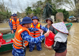 Gia Lai: Bộ tư lệnh Vùng Cảnh sát biển 2 thăm hỏi, tặng quà bà con vùng lũ 