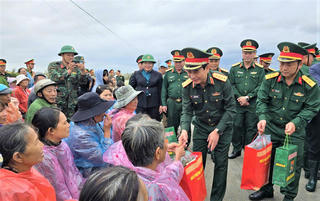 Gia Lai: Đại tướng Phan Văn Giang động viên, tặng quà bà con vùng lũ Tuy Phước Đông