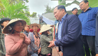 Phó Bí thư Đảng ủy MTTQ, các đoàn thể Trung ương thăm hỏi, tặng quà cho bà con vùng lũ tại Gia Lai