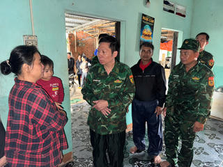 Bộ đội Biên phòng Đắk Lắk thăm hỏi, động viên người dân vùng lũ Tuy An Đông