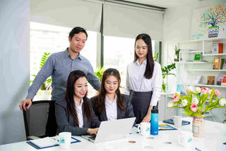 OPES lọt tốp 5 nơi làm việc tốt nhất Việt Nam 2025 ngành bảo hiểm do ANPHABE công bố