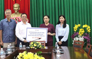 Mặt trận Khánh Hòa tiếp nhận 1 tỷ đồng từ Tập đoàn Điện lực Việt Nam hỗ trợ khắc phục hậu quả lũ lụt