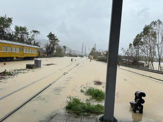 Trung Bộ còn 12 điểm tắc đường do mưa lũ lớn