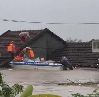 Đắk Lắk: Mưa lũ vượt mốc lịch sử làm 27 người chết, hàng trăm nghìn nhà chìm sâu trong nước
