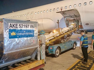Vietnam Airlines chở những chuyến hàng đầu tiên, mang theo tấm lòng cả nước gửi về miền Trung