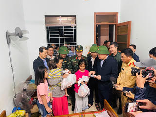 Phó Thủ tướng Thường trực Nguyễn Hòa Bình kiểm tra công tác ứng phó, thăm bà con vùng lũ tại Đắk Lắk 
