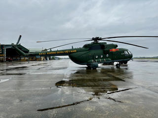 Máy bay Mi-17 mang theo 1,5 tấn lương thực, thực phẩm hỗ trợ nhân dân vùng lũ