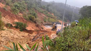 Quảng Ngãi: Quốc lộ 24 sạt lở đất đá gây ách tắc giao thông