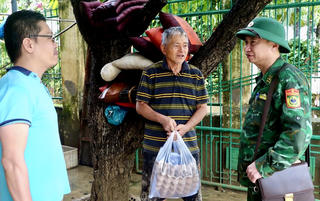 Chính ủy Bộ đội Biên phòng tỉnh Khánh Hòa thăm, động viên gia đình quân nhân bị thiệt hại do mưa lũ