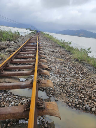 Ảnh hưởng mưa lũ miền trung, nhiều điểm tắc cục bộ đang được khắc phục