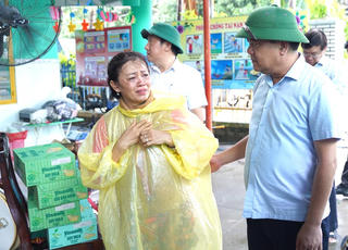 Lãnh đạo tỉnh Khánh Hòa thăm, động viên người dân chịu ảnh hưởng bởi lũ lụt