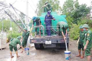 Nước sạch trở lại, nụ cười bừng sáng ở vùng lũ Nha Trang