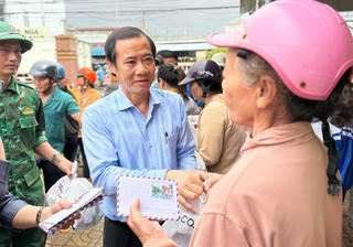 Phó Bí thư Đảng ủy Mặt trận Tổ quốc Nguyễn Thái Học trao quà hỗ trợ, động viên người dân vùng lũ