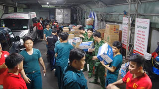 Những chuyến xe tình nguyện 'xuyên đêm' chuyển hàng cứu trợ đồng bào miền Trung 