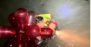 Quảng Ninh: Cứu sống 2 ngư dân mắc kẹt giữa biển do thuỷ triều dâng cao