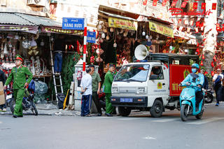 Vỉa hè phố cổ Hà Nội ‘khác lạ’ sau ngày Công an ra quân dỡ mái che, dọn dẹp vỉa hè