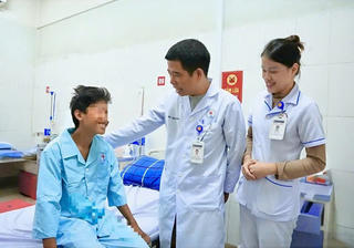 Quảng Trị: Tiến hành 3 cuộc phẫu thuật lớn cứu nam sinh gãy trật cột sống