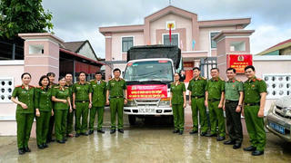 Hơn 4.400 bộ quần áo, hàng trăm thùng nhu yếu phẩm và 150 triệu đồng đến tay người dân vùng lũ Đắk Lắk