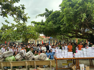 Hơn 1.000 suất quà gửi trọn nghĩa tình đến bà con vùng lũ Xuân Thọ