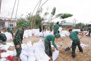 Thủ tướng: Chủ động phòng ngừa "từ sớm, từ xa" ứng phó ở mức cao nhất với bão số 15