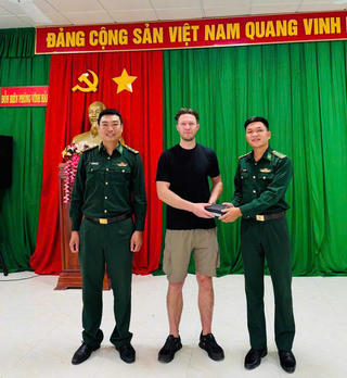 Thượng úy Biên phòng trả lại tài sản trị giá 27 triệu đồng cho du khách Anh