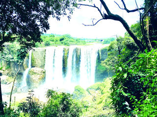 Dòng thác bạc giữa đại ngàn Tà Hine