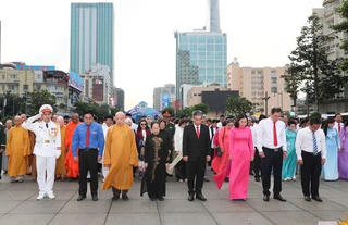 Dâng hoa tưởng nhớ Chủ tịch Hồ Chí Minh trước thềm Đại hội MTTQ Việt Nam TP Hồ Chí Minh
