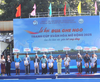 Người dân ủng hộ gần 2 tỷ đồng và 8 tấn hàng hoá tới đồng bào vùng lũ tại Lễ hội đua nghe Ngo 2025