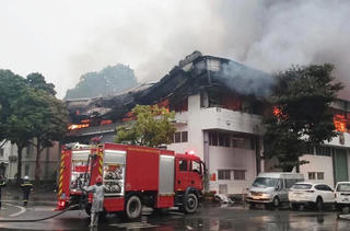 Nhà máy bia Hà Nội bốc cháy dữ dội