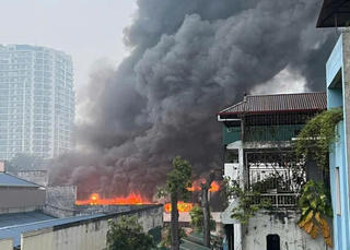 Cận cảnh bên trong vụ cháy lớn tại Nhà máy bia Hà Nội