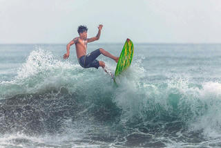 Du khách nước ngoài hào hứng tranh tài lướt sóng ở biển Đà Nẵng