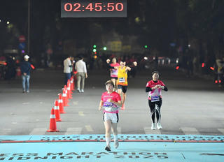 Kỷ lục marathon 42 km và giá trị tinh thần đoàn kết 