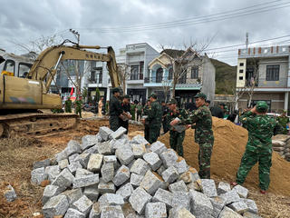 Gia Lai: Hơn 170 quân nhân hỗ trợ dựng lại 20 ngôi nhà bị sập sau mưa lũ 