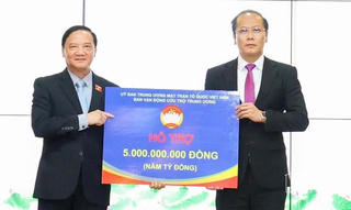 Phó Chủ tịch Quốc hội Nguyễn Khắc Định trao 5 tỷ đồng hỗ trợ Khánh Hòa khắc phục hậu quả mưa lũ