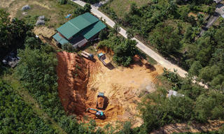 Hà Tĩnh: Nhiều phương tiện ngang nhiên khai thác đất trái phép dưới chân đồi
