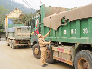 Thanh Hóa: Tăng cường kiểm tra, xử lý xe tải vi phạm trên QL217 sau phản ánh của Báo Đại đoàn kết