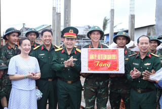 Gia Lai: Quân khu 5 thăm, động viên lực lượng xây nhà mới cho dân vùng bão lũ 