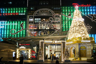 Không khí Giáng sinh rực rỡ bao trùm các khu mua sắm lớn ở Thủ đô