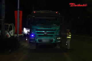 Hà Nội: Quyết liệt xử lý hàng chục xe quá tải trong một đêm