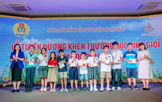 Công đoàn Tổng công ty Thuốc lá Việt Nam tuyên dương con CNVCLĐ học giỏi năm học 2024-2025