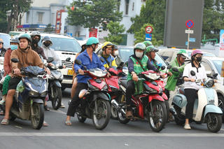 Vượt đèn đỏ, nhanh chậm vài giây để làm gì?