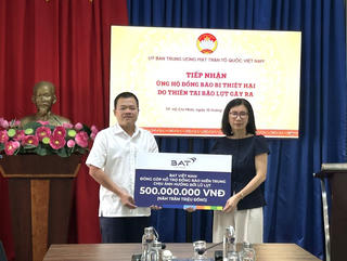 Tiếp nhận 500 triệu đồng ủng hộ đồng bào miền Trung 