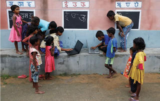 Thu hẹp khoảng cách số đối với trẻ em nghèo