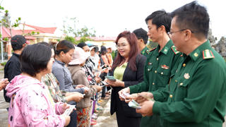 Báo Đại đoàn kết và Bộ đội Biên phòng Đắk Lắk trao 100 triệu đồng hỗ trợ bà con vùng lũ: Ấm áp tình người giữa gian khó