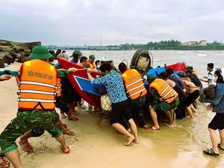 Quảng Trị: Kịp thời cứu hộ tàu cá gặp nạn ở Cửa Tùng