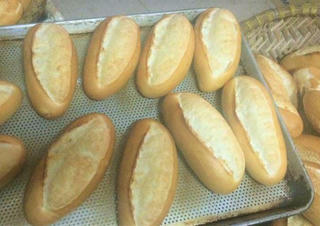 Quảng Ngãi: 15 người nhập viện nghi ngộ độc bánh mì