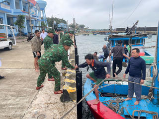 Quảng Trị: Cứu sống 6 thuyền viên trong vụ chìm tàu cá trên biển