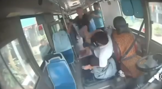 Hà Nội: Lái xe buýt tuyến số 67 bị người đi đường hành hung?