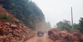 Tiềm ẩn nhiều nguy cơ sạt lở trên Quốc lộ 6