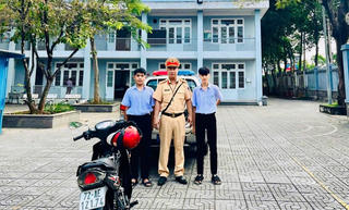 Xe máy gặp sự cố, 2 học sinh được CSGT đưa tới trường kịp giờ học